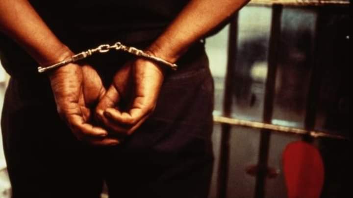 Police raid on bars leaves 1,100 people arrested