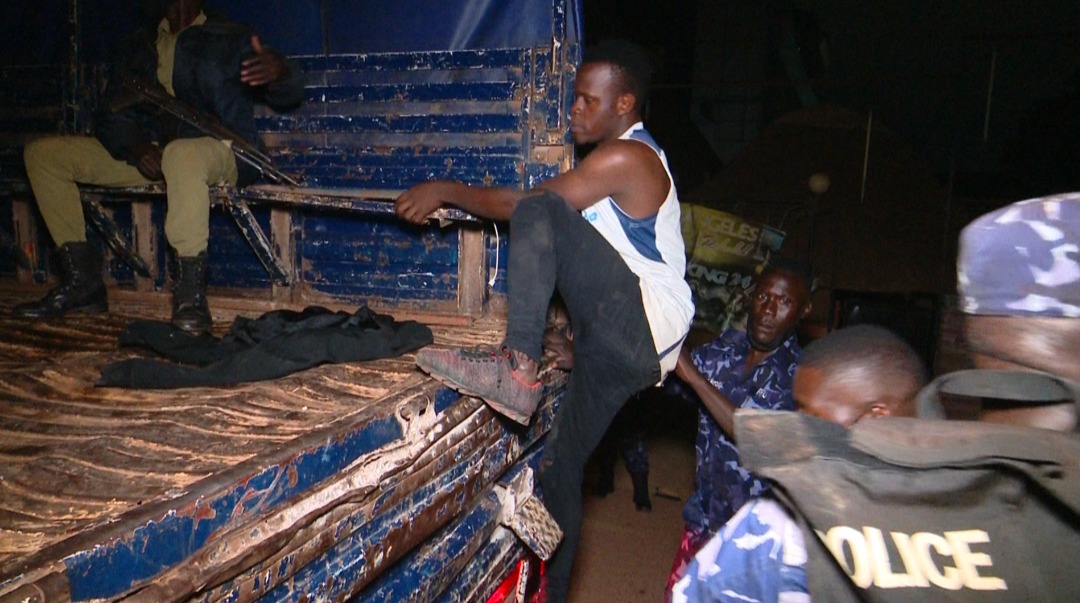 Ebifananyi nga poliisi ekwata abantu 1100 mu bbaala