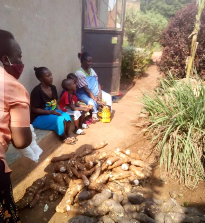 Aba WhatsApp ya Buganda Forum bagabidde amaka 100 emmere mu Wakiso.