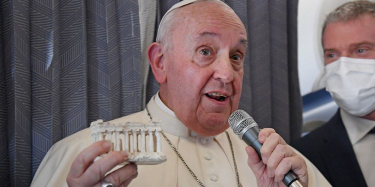 Sex outside marriage ‘not the most serious sin’, says Pope Francis