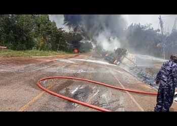 Video: Fuel tanker explodes into fire blocking Mbale-Tororo road.