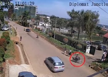 CCTV cameras capture thugs trailing bank clients.