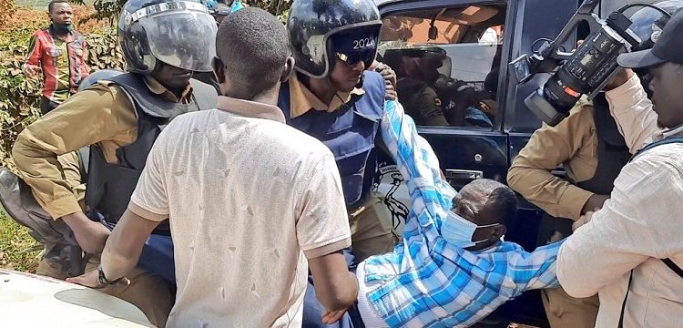 Besigye resumes commodity price protests, detained at Nagalama police station